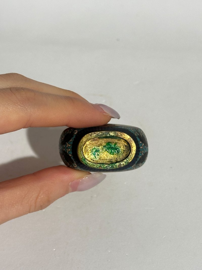 十九/二十世紀 銅胎琺瑯鼻煙壺七件 （博古）⌈乾隆年製⌋款 | SEVEN CLOISONNE ENAMEL SNUFF BOTTLES - 图7