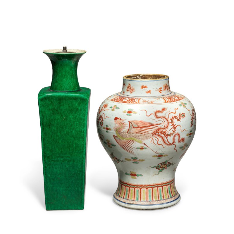清康熙及十九世紀 礬紅鳳紋瓶及蘋果綠釉瓶 | AN IRON-RED ENAMELLED 'PHOENIX' VASE AND AN APPLE GREEN GLAZED VASE - 图1