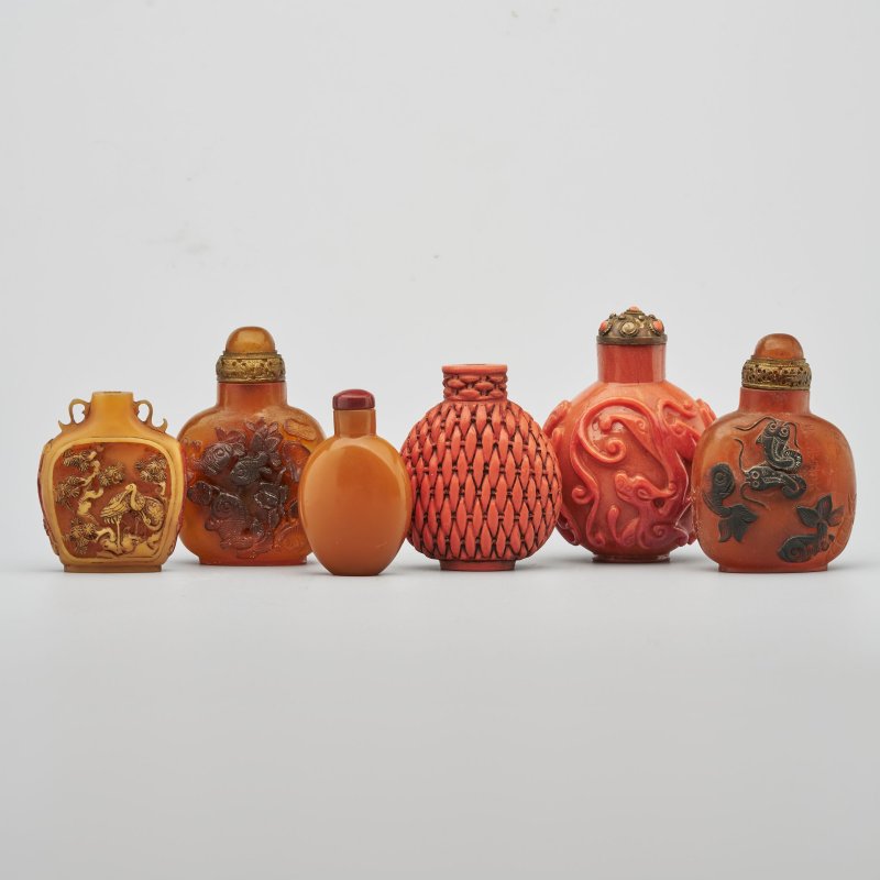 清十九世紀 玻璃仿漆、仿珊瑚、仿瑪瑙、仿琥珀、仿鶴頂紅鼻煙壺六件 | SIX GLASS IMITATION SNUFF BOTTLES - 图1