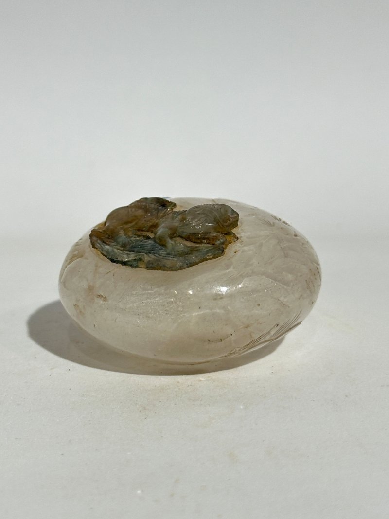 清十九世紀 水晶蘭石紋、瑞犬紋鼻煙壺二件、（蘭）珊瑚蓋 | TWO ROCK CRYSTAL 'ORCHID' AND 'BUDDHIST LION' SNUFF BOTTLES - 图13