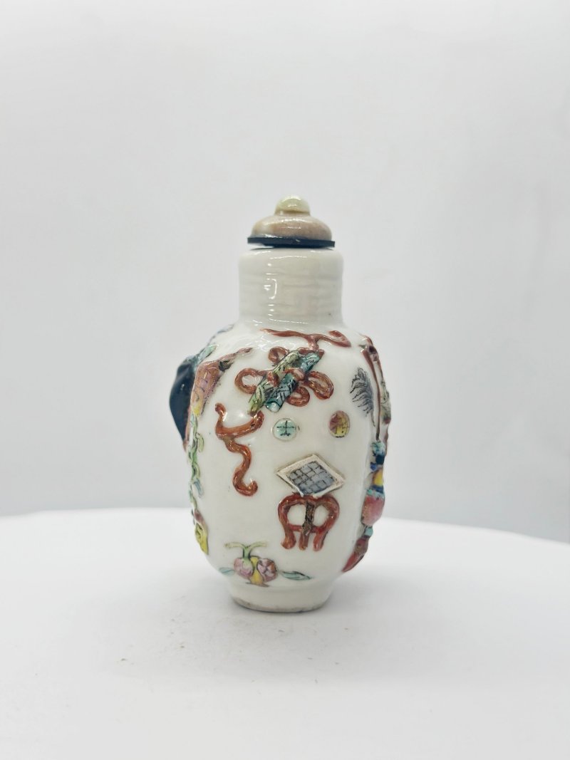 清十九世紀 粉彩博古紋鼻煙壺、翡翠蓋 | A MOULDED FAMILLE ROSE PORCELAIN SNUFF BOTTLE - 图4