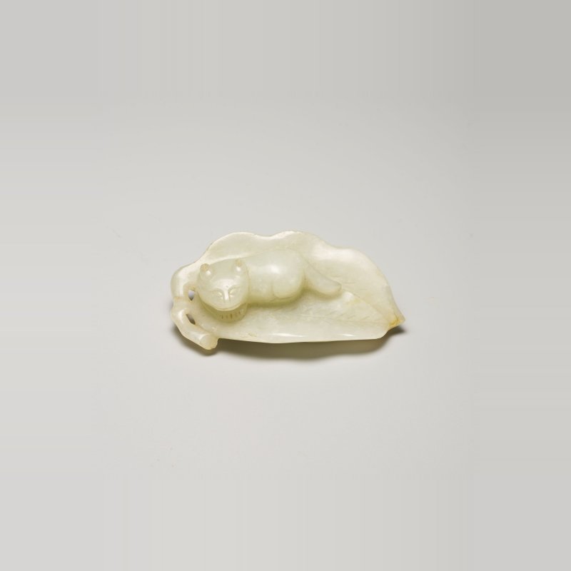 清十九世紀 青白玉⌈臥貓匐葉⌋墜 | A PALE GREEN JADE PENDANT OF A CAT ON A LEAF