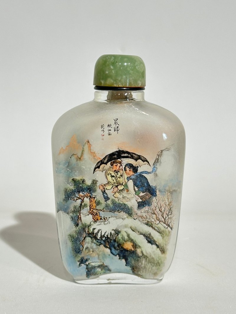 桃江作 玻璃內畫「晨歸」、「百鶴圖」鼻煙壺二件 一九七零年代 | TWO INSIDE PAINTED GLASS SNUFF BOTTLES - 图2