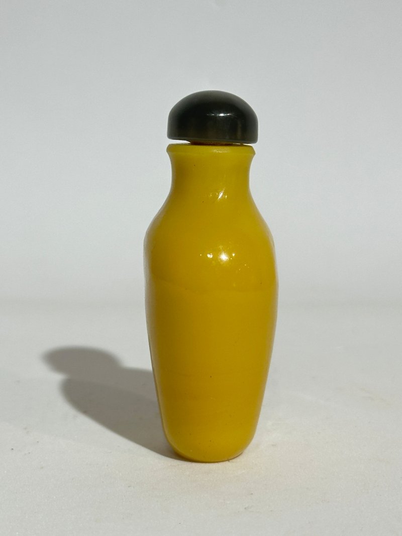 二十世紀 雞油黃玻璃光素、花卉紋鼻煙壺四件 | FOUR YELLOW GLASS SNUFF BOTTLES - 图18