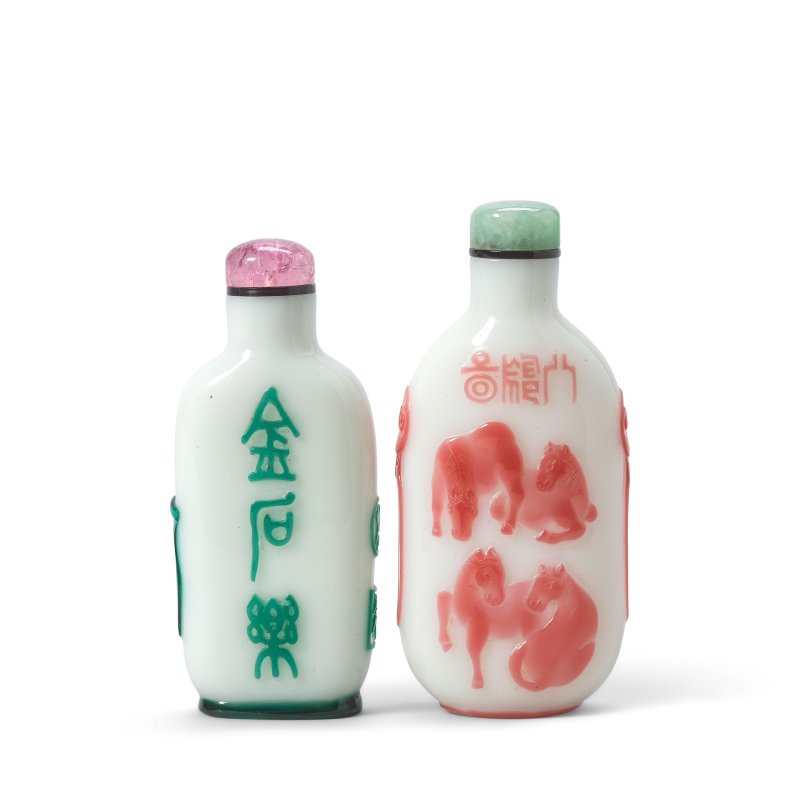 清 一八零零至一八五零年 松苔揚州作白地套綠料鼻烟壺及白地套紅料鼻烟壺 | TWO OVERLAY GLASS SNUFF BOTTLES