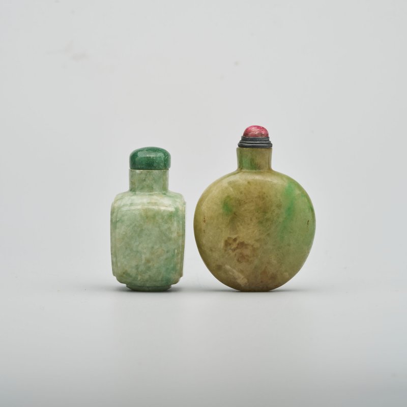 清十九世紀 翡翠素紋鼻煙壺兩件 | TWO GREEN JADEITE SNUFF BOTTLES