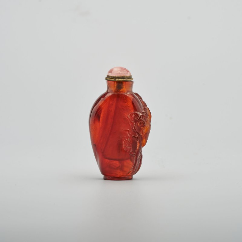 清十九世紀 琥珀⌈仙童祝壽⌋紋鼻煙壺 | AN AMBER 'FIGURE AND CRANE' SNUFF BOTTLE - 图2