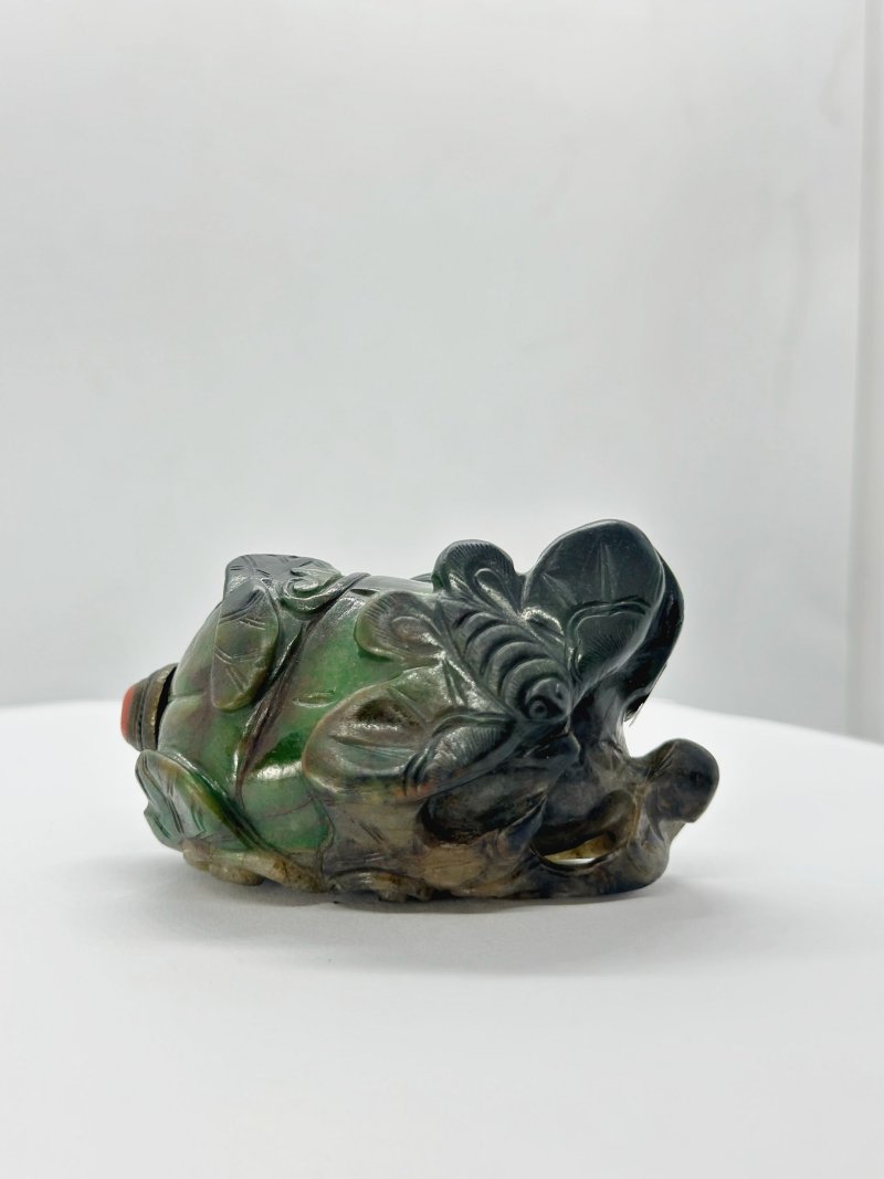 十九/二十世紀 雙色翡翠鼻煙壺二件、珊瑚蓋及翡翠蓋 | TWO BLACK AND GREEN JADEITE SNUFF BOTTLES - 图4