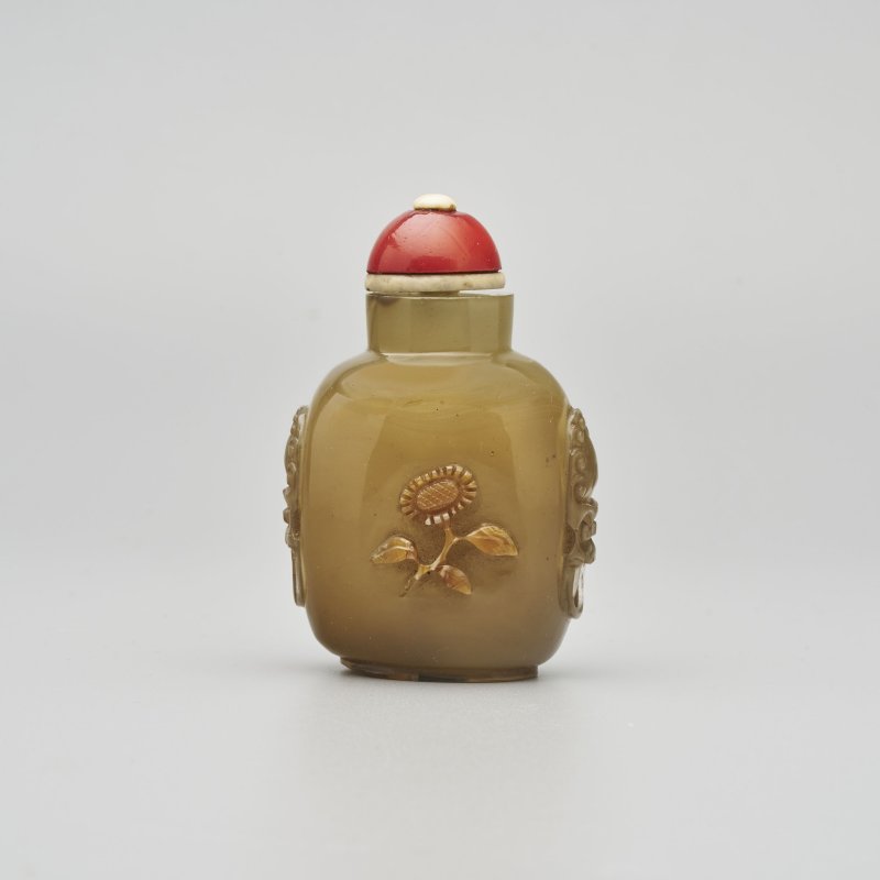 清十九世紀 玻璃仿瑪瑙花卉紋鼻煙壺 | A GLASS SNUFF BOTTLE IMITATING AGATE - 图1