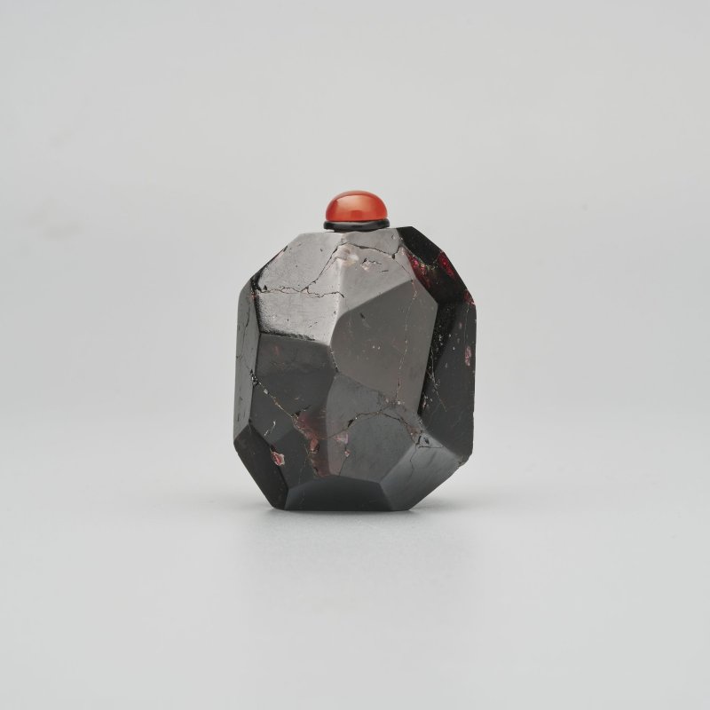 十九/二十世紀 石榴紅石英磨花、黑琥珀魚紋鼻煙壺二件 | A FACETED QUARTZ AND A BLACK AMBER SNUFF BOTTLE - 图16
