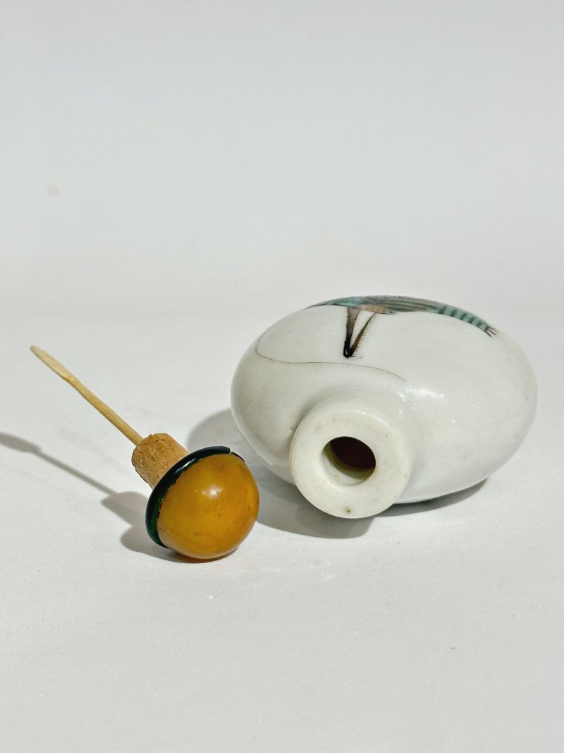 清十九世紀 粉彩⌈蟈蟈⌋鼻煙壺 ⌈永樂年製⌋礬紅篆書款 | AN ENAMELLED PORCELAIN 'CRICKET' SNUFF BOTTLE - 图4