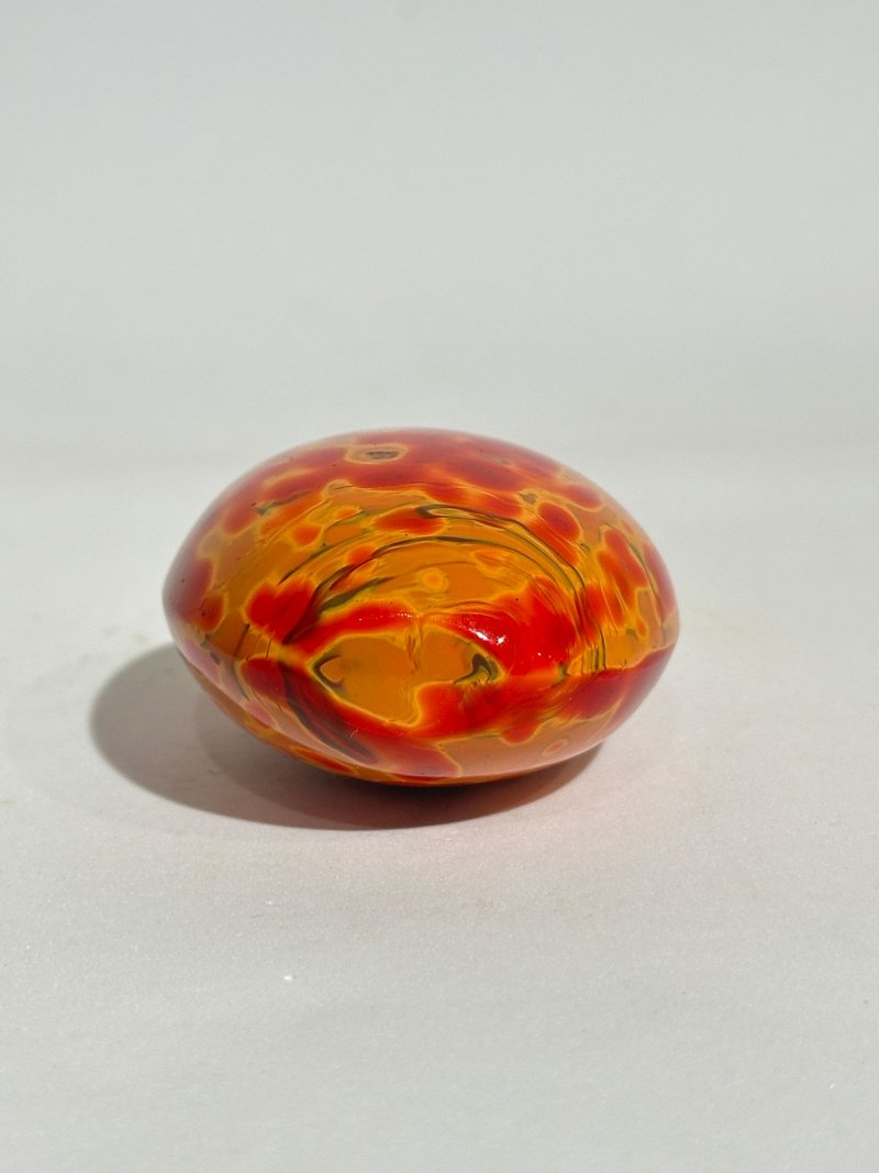 清十九世紀 玻璃胎仿雄黃鼻煙壺、翡翠蓋 | A GLASS SNUFF BOTTLE IMITATING REALGAR - 图5