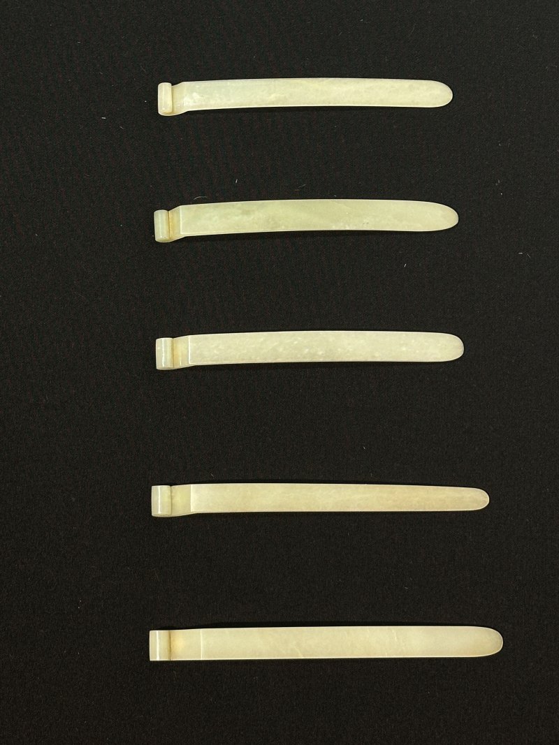 清 青白玉扁方五枚 | FIVE GREENISH WHITE JADE HAIR PINS, BIANFANG - 图5