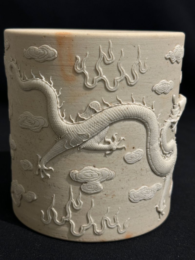 晚清至民國 澀胎「雙龍搶珠」筆筒 | A BISCUIT PORCELAIN 'DRAGON' BRUSH POT - 图3