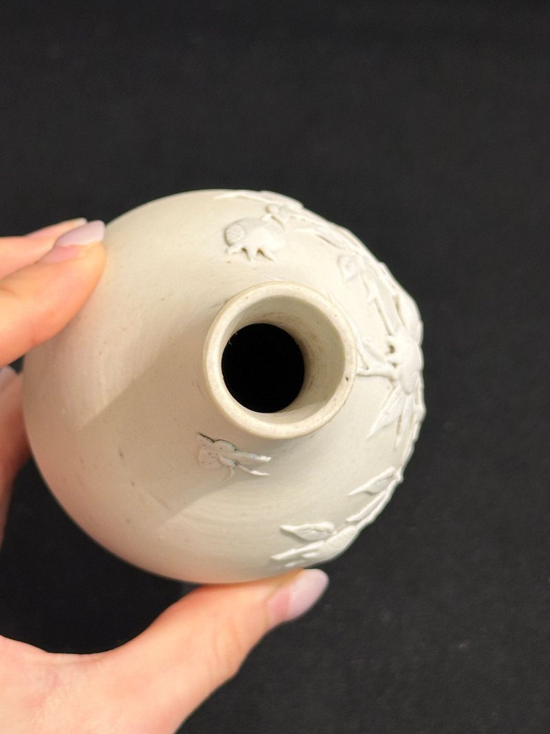 民國 澀胎石榴紋瓶 | A BISCUIT PORCELAIN 'POMEGRANATE' VASE - 图10