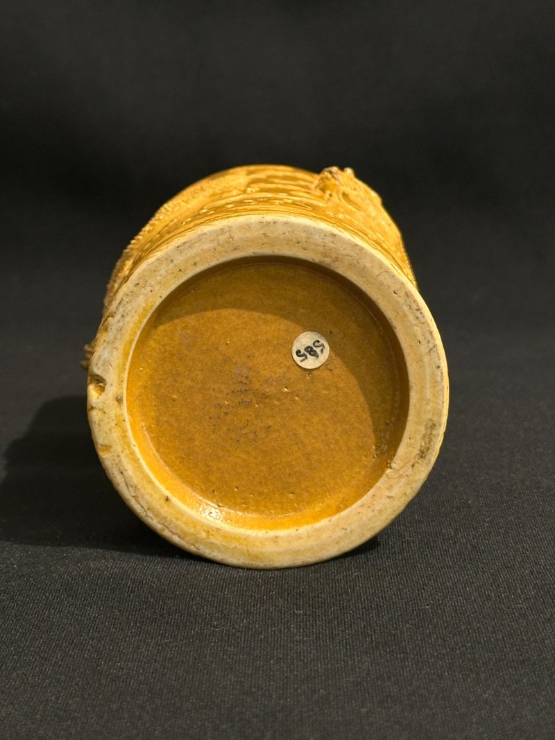 民國 黃釉澀胎浮雕龍紋筆筒 及座 | A CARVED YELLOW-GLAZED BISCUIT 'DRAGON' BRUSH POT - 图3