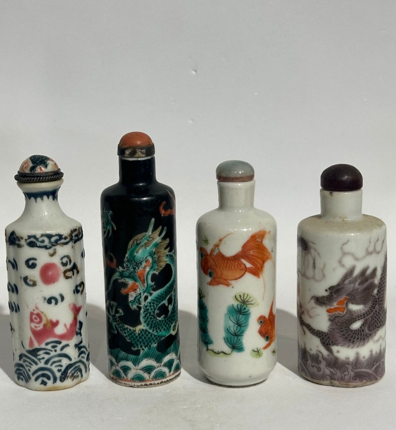十九/二十世紀 瓷鼻煙壺九件 （百花）⌈乾隆⌋礬紅篆書款 （綠、紅）⌈乾隆年製⌋礬紅楷書款 （藍）⌈大明成化⌋藍料楷書款 （金魚）⌈康熙年製⌋礬紅楷書款、（黑地）⌈乾隆年製⌋礬紅楷書款 | NINE CERAMIC SNUFF BOTTLES - 图35