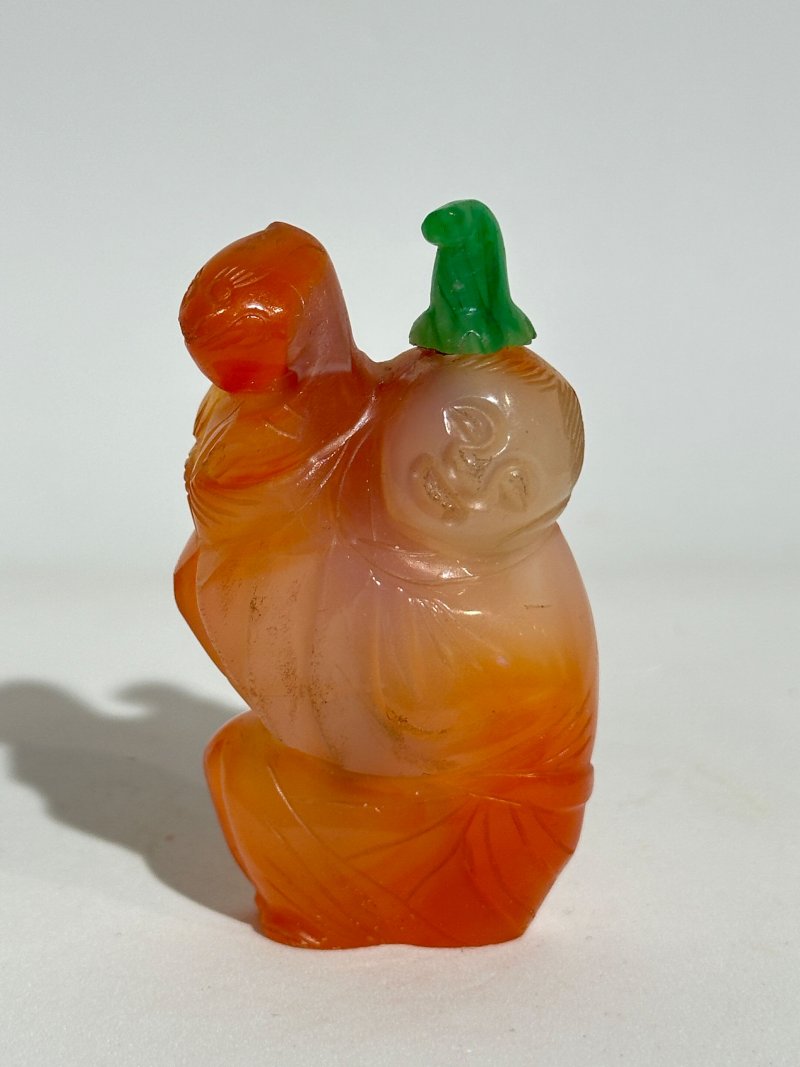 十九/二十世紀 瑪瑙、紫水晶鼻煙壺三件 | A CARNELIAN AND TWO AMETHYST SNUFF BOTTLES - 图8