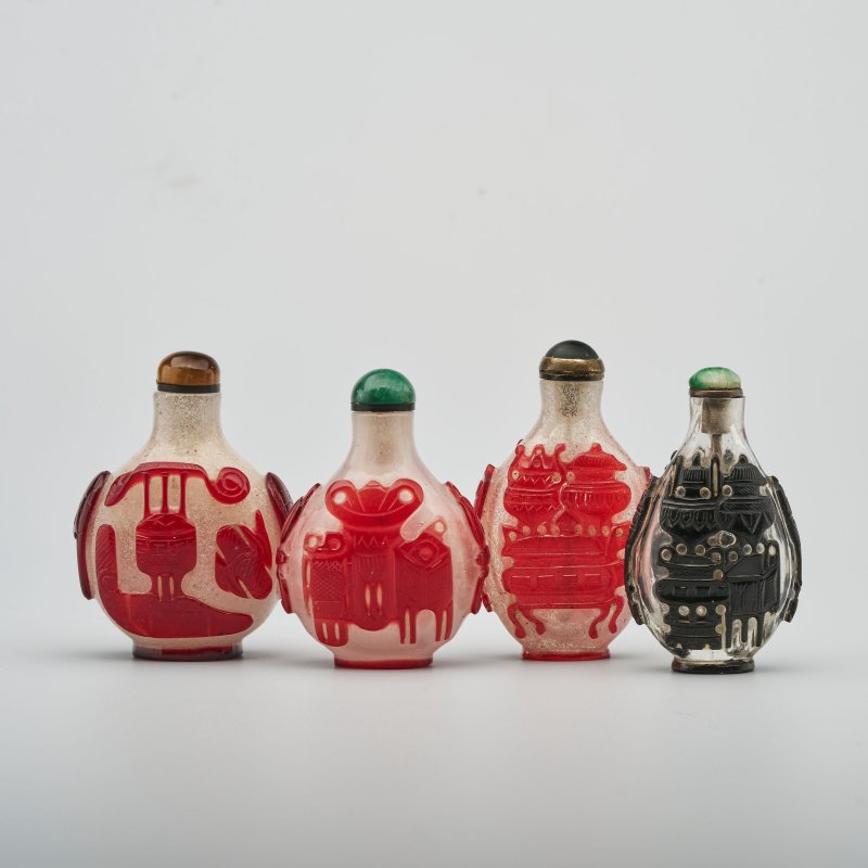 十九/二十世紀 白地套紅玻璃雙花紋、白地套三色玻璃花卉紋、透明地套紅玻璃壽字紋、涅白地套紅玻璃蝶花紋、霏雪地套紅玻璃一言九鼎紋、三腳鼎立紋、博古紋、透明地套黑玻璃一言九鼎紋鼻煙壺八件 | EIGHT OVERLAY GLASS SNUFF BOTTLES - 图48
