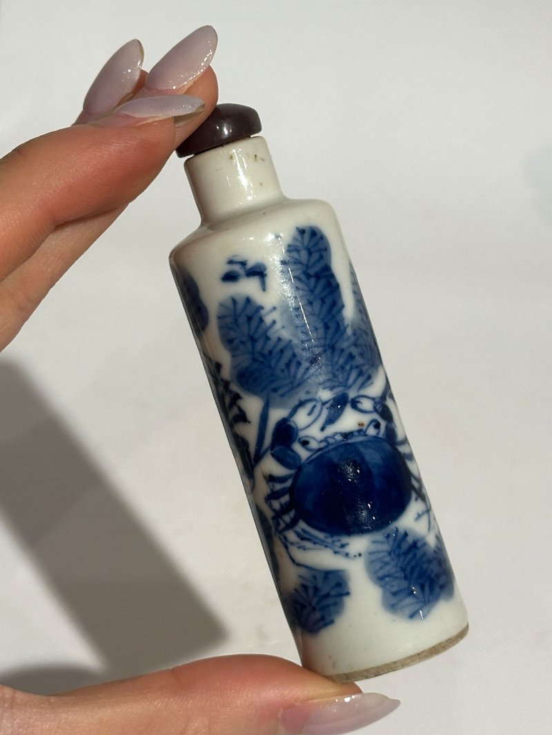 十九/二十世紀 青花⌈二甲傳臚⌋、⌈武松打虎⌋、⌈游龍戲珠⌋、壽字紋、人物紋、青花釉裏紅武士紋、生肖紋鼻煙壺八件 （武士）⌈大清雍正年製⌋青花楷書款、（龍）⌈雍正年製⌋青花楷書款 | EIGHT CERAMIC SNUFF BOTTLES - 图13