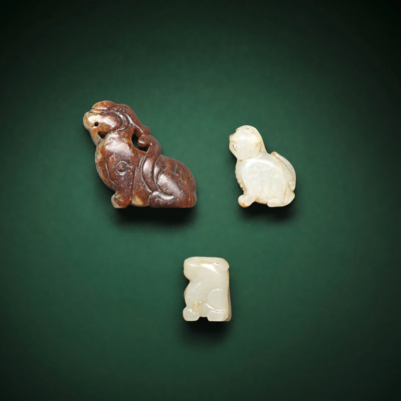 宋/明及更晚 青玉及褐玉雕辟邪一組三件 | A GROUP OF THREE PALE GREEN AND RUSSET JADE BIXIE CARVINGS