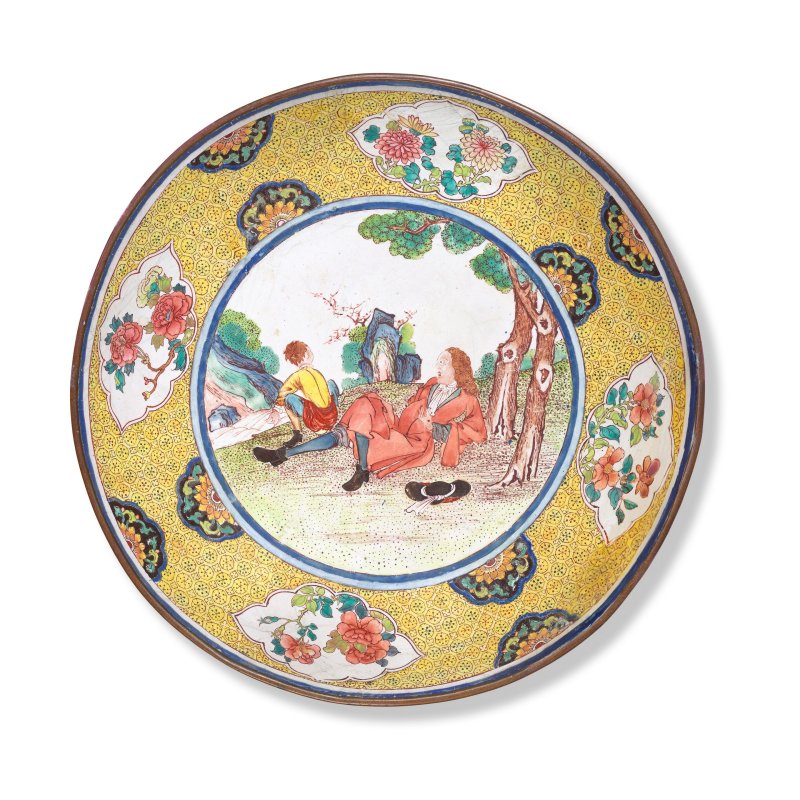 清雍正 外胭脂紅畫琺琅西洋人物圖盤 | A RARE PAINTED ENAMEL 'EUROPEAN SUBJECT' RUBY-BACK DISH