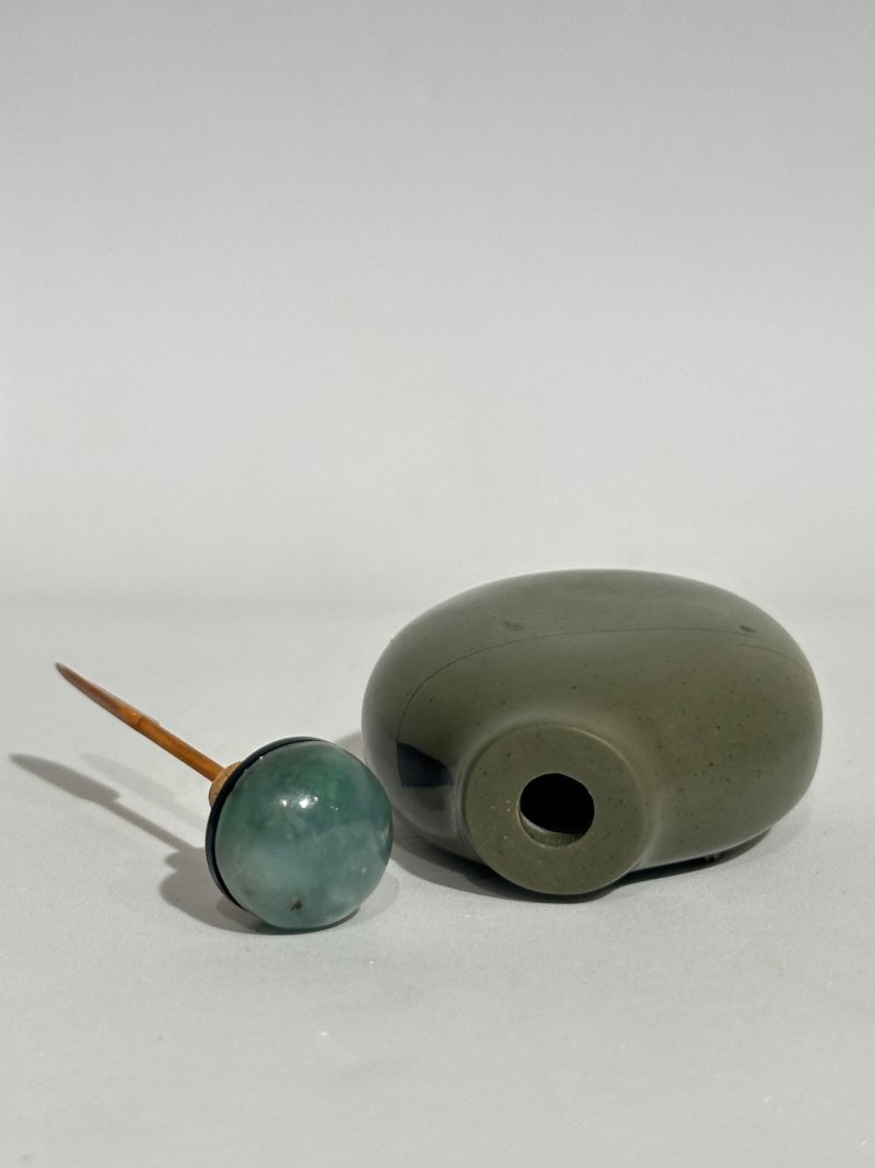 二十世紀 端石⌈喜上眉梢⌋鼻煙壺 | A DUAN-STONE 'MAGPIE AND PRUNUS' SNUFF BOTTLE - 图4