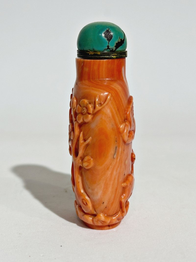 清十九世紀 珊瑚⌈六合同春⌋鼻煙壺 | A CORAL 'DEER AND CRANE' SNUFF BOTTLE - 图7