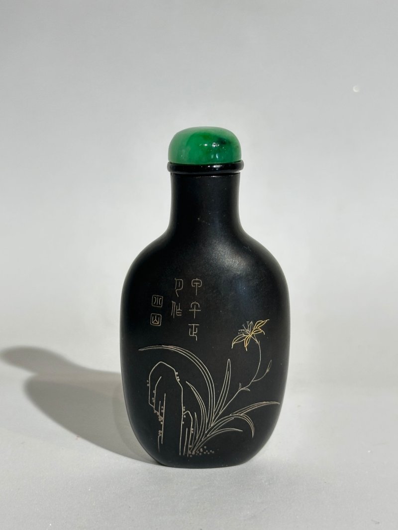 一八九四年 漆掐金銀絲金石文鼻煙壺 | AN INSCRIBED SILVER AND GOLD-INLAID LACQUER SNUFF BOTTLE - 图8