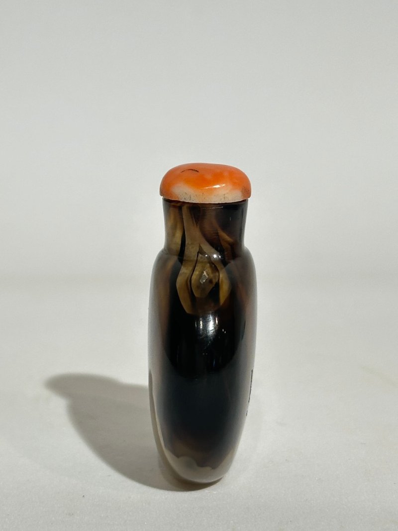 清十九世紀 瑪瑙鼻煙壺、珊瑚蓋 | AN AGATE SNUFF BOTTLE - 图7