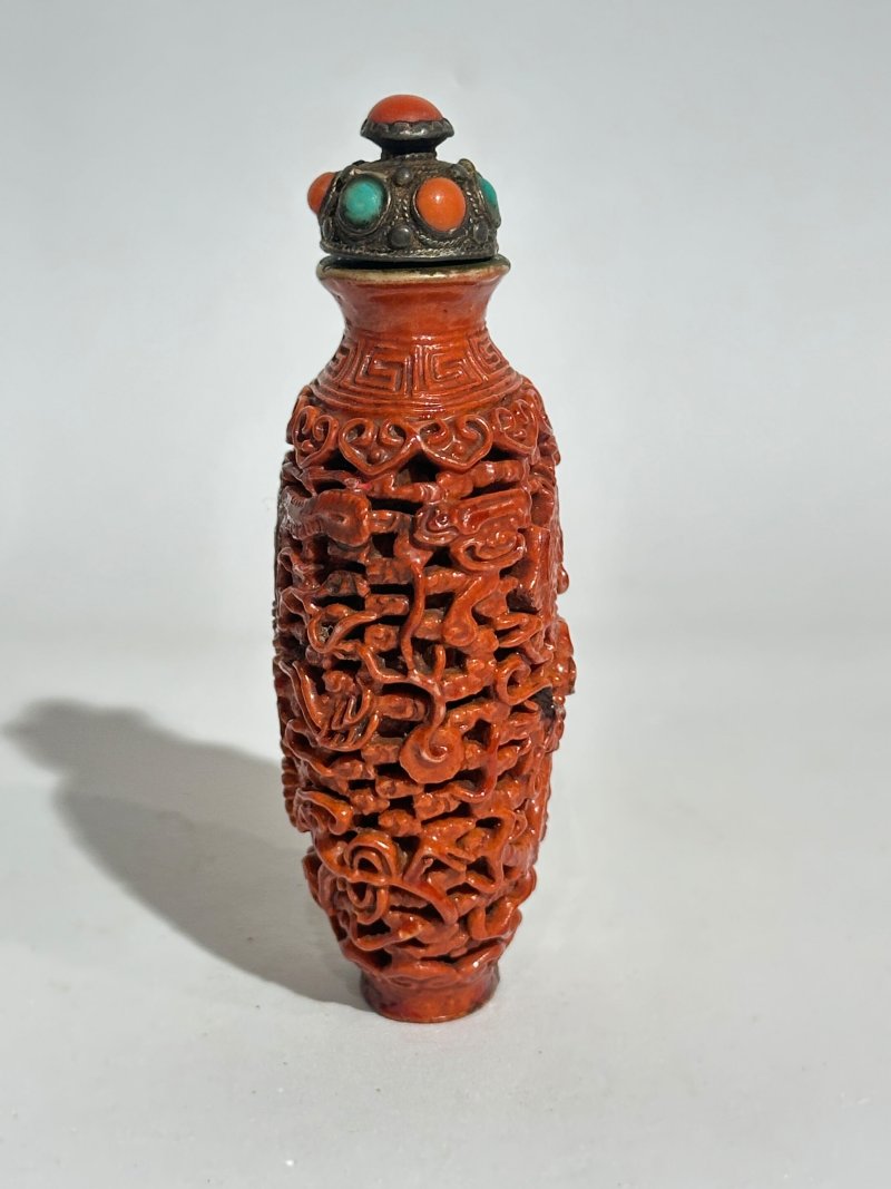 清中期 紅釉、藍釉模製⌈龍鳳呈祥⌋鼻煙壺二件 | TWO MOULDED AND ENAMELLED PORCELAIN 'DRAGON AND PHOENIX' SNUFF BOTTLES - 图6