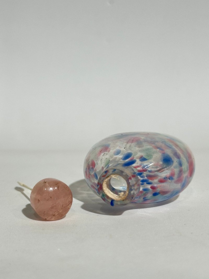 清十九世紀 霏雪地套藍玻璃花卉紋鼻煙壺；十九/二十世紀 透明玻璃藍粉點彩鼻煙壺 | A BLUE OVERLAY GLASS 'FLOWERS' AND A BLUE AND PINK MOTTLED SANDWICH GLASS SNUFF BOTTLE - 图12