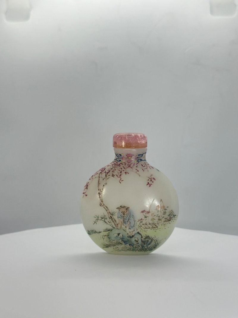 民國 乳白玻璃胎畫琺瑯⌈嬰戲•採菊⌋鼻煙壺 ⌈乾隆年製⌋紅料篆書款 | A FAMILLE ROSE ENAMELLED MILKY GLASS SNUFF BOTTLE - 图10