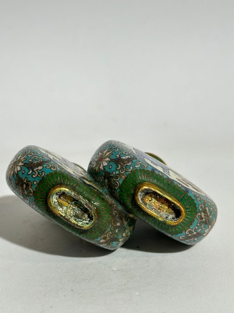 二十世紀 銅胎掐絲琺瑯博古紋雙聯鼻煙壺 | A CLOISONNÉ 'HUNDRED ANTIQUES' DOUBLE SNUFF BOTTLE - 图5