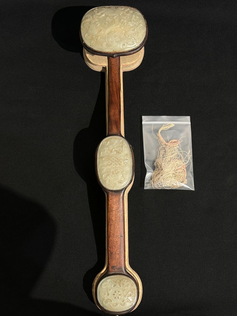 晚清 紅木嵌玉⌈八寶紋⌋如意 及座 | A ROSEWOOD JADE-INSET RUYI - 图2