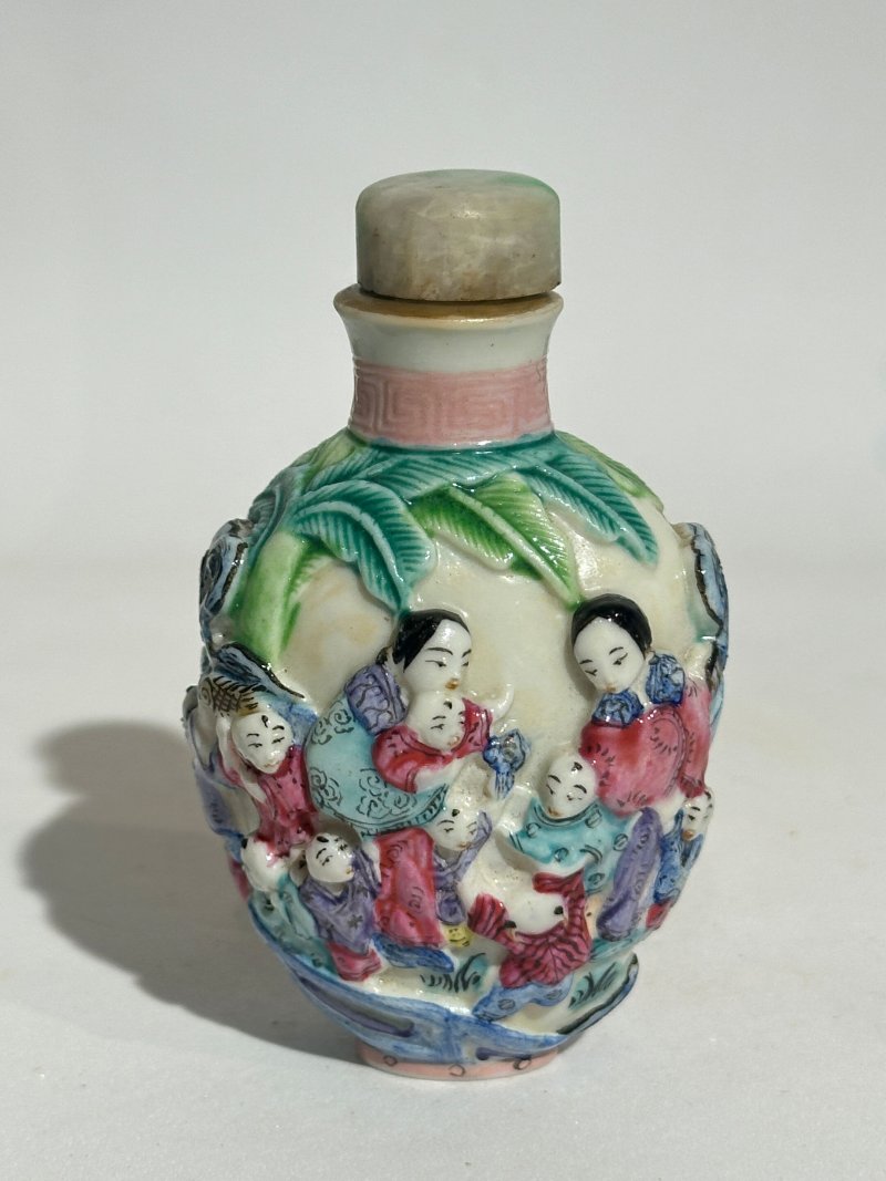 晚清至民國 粉彩模製鼻煙壺四件、粉彩鼻煙壺四件 （模製）⌈乾隆年製⌋礬紅篆書款；（小）⌈洪憲⌋款 | EIGHT FAMILLE ROSE SNUFF BOTTLES - 图58