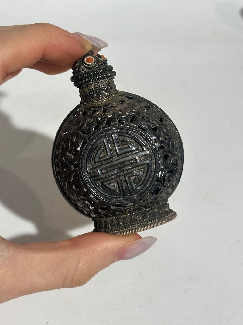 十九/二十世紀 銅胎模印鏤雕⌈龍鳳呈祥⌋鼻煙壺 ⌈萬曆⌋刻款；二十世紀 銅壽字紋、花卉紋鼻煙壺三件 | A BRASS 'DRAGON AND PHOENIX' AND THREE BRONZE SNUFF BOTTLES - 图25