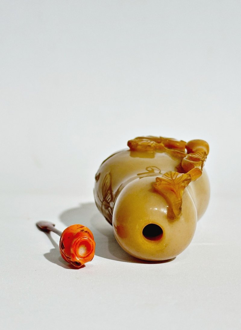 清十九世紀 黃翡翠葫蘆形鼻煙壺、珊瑚蓋 | A YELLOW JADEITE GOURD SNUFF BOTTLE - 图4