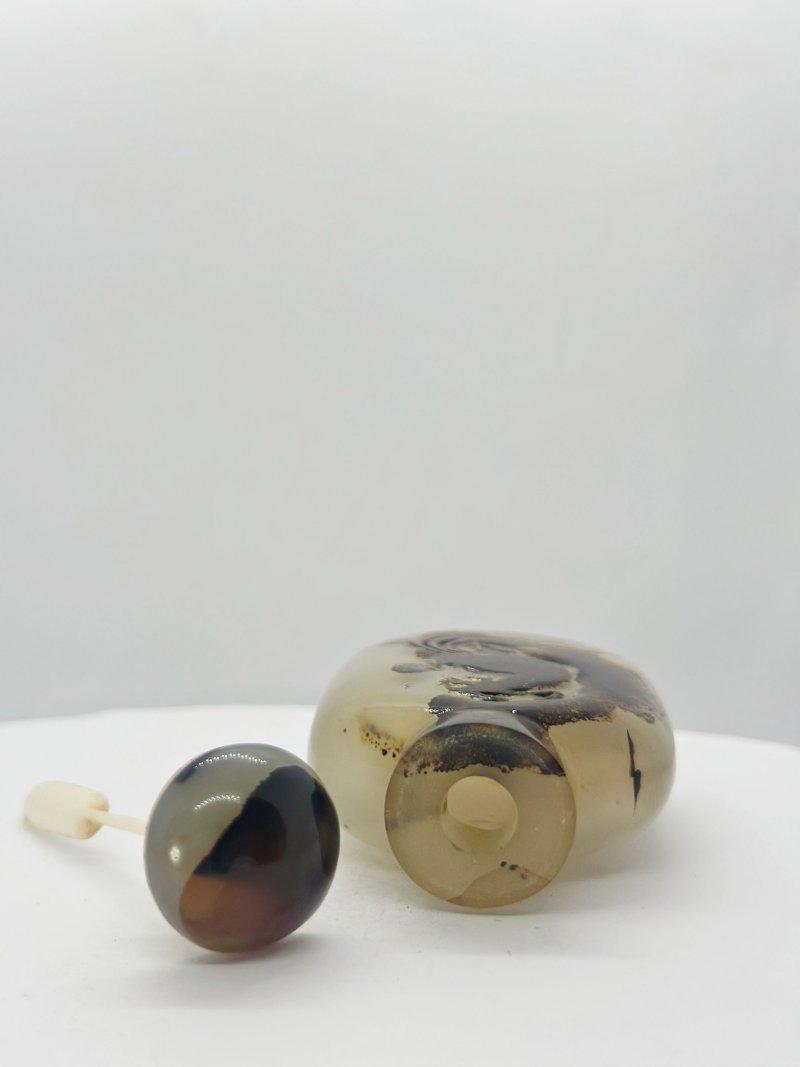 晚清至民國 影瑪瑙⌈金鷄報曉⌋鼻煙壺 | A SHADOW AGATE 'COCKEREL AND SUN' SNUFF BOTTLE - 图3