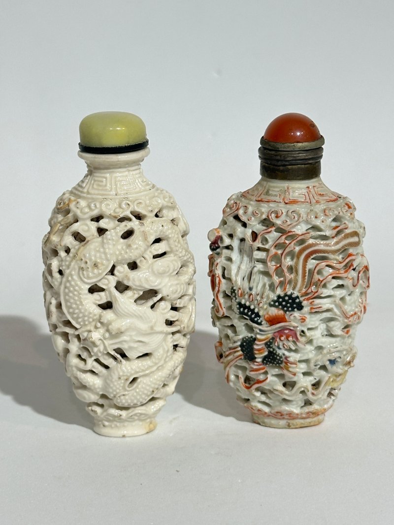 清中期 白釉、粉彩模製⌈龍鳳呈祥⌋鼻煙壺二件 （粉彩）⌈大清乾隆年製⌋礬紅篆書款 | TWO MOULDED AND ENAMELLED PORCELAIN 'DRAGON AND PHOENIX' SNUFF BOTTLES - 图18