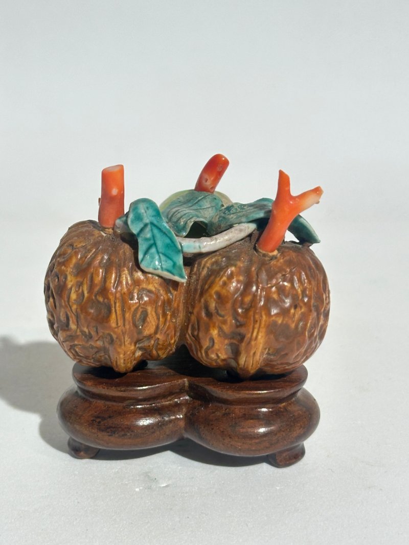 清十九世紀 仿生瓷荔枝、核桃形鼻煙壺二件、珊瑚蓋 及座 | TWO CERAMIC 'LYCHEE' AND 'WALNUT' SNUFF BOTTLES - 图8