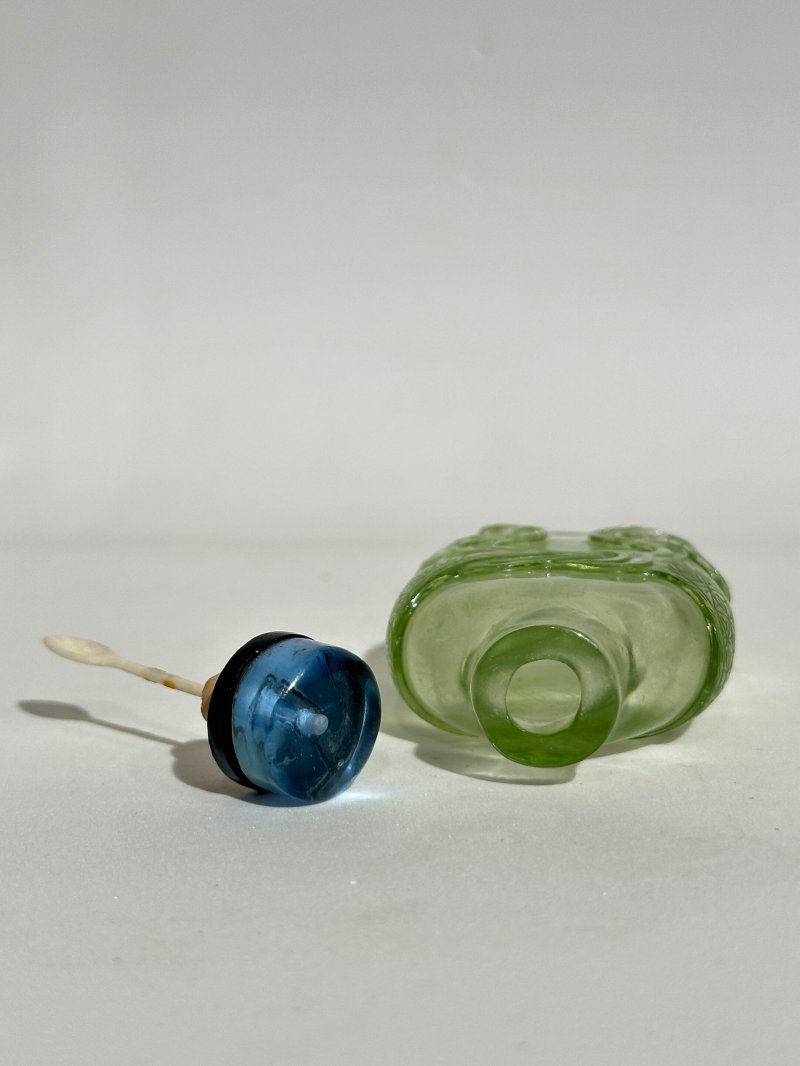 1750-1850 透明綠玻璃包袱紋鼻煙壺 | A TRANSPARENT GREEN GLASS 'BROCADE' SNUFF BOTTLE - 图4