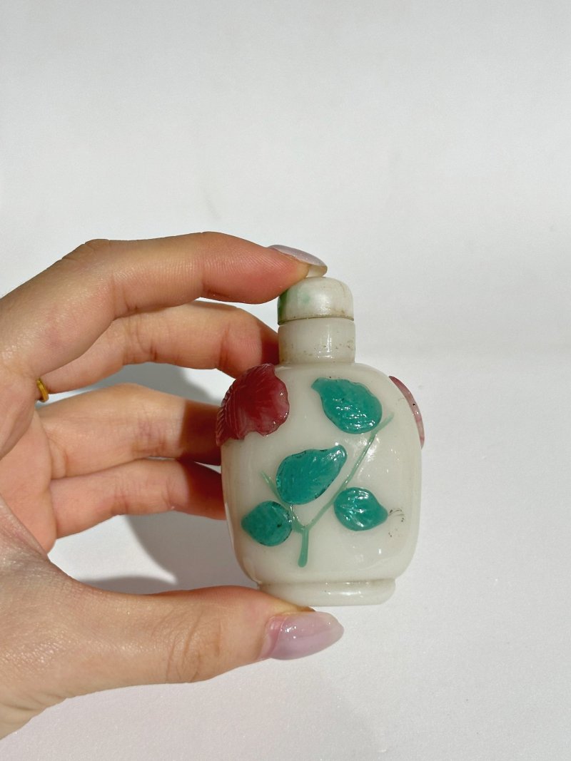 二十世紀 涅白地套雙色玻璃花紋鼻煙壺、翡翠蓋 | A PINK AND GREEN OVERLAY WHITE GLASS 'FLOWER' SNUFF BOTTLE - 图3