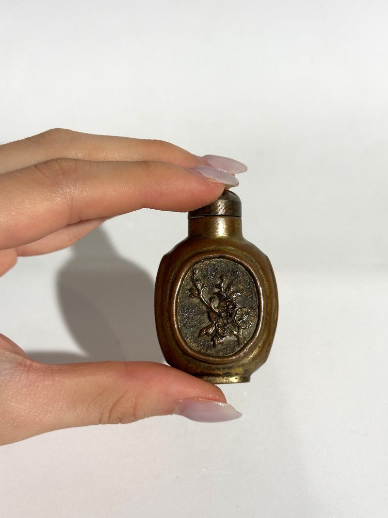 清十九世紀 鎏金銅開光花卉紋鼻煙壺 ⌈同治⌋款 | A GILT-BRONZE SNUFF BOTTLE - 图3