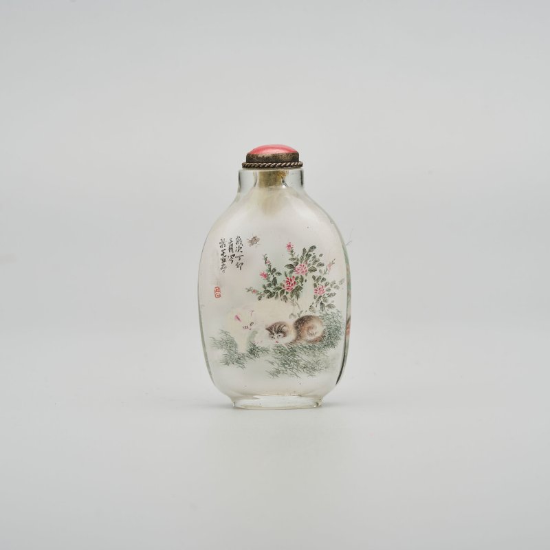 玻璃內畫仿曹克家「耄耋」鼻煙壺 一九八七年作 | AN INSIDE PAINTED GLASS 'CAT AND BUTTERFLY' SNUFF BOTTLE IN THE STYLE OF CAO KEJIA (1906-1979) - 图10