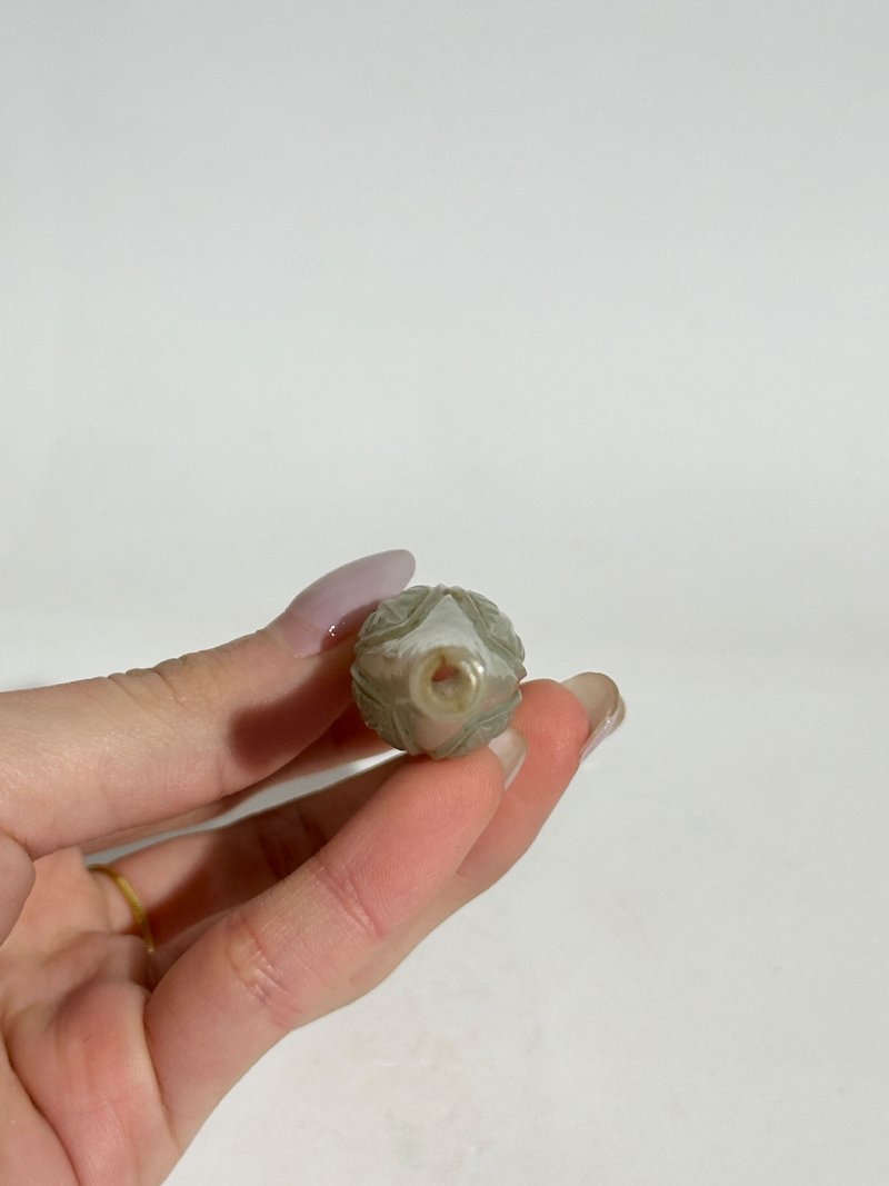 莫臥兒 十八/十九世紀 青白玉葉紋水煙嘴 | A GREENISH WHITE JADE 'FOLIATE' WATER PIPE MOUTHPIECE - 图2