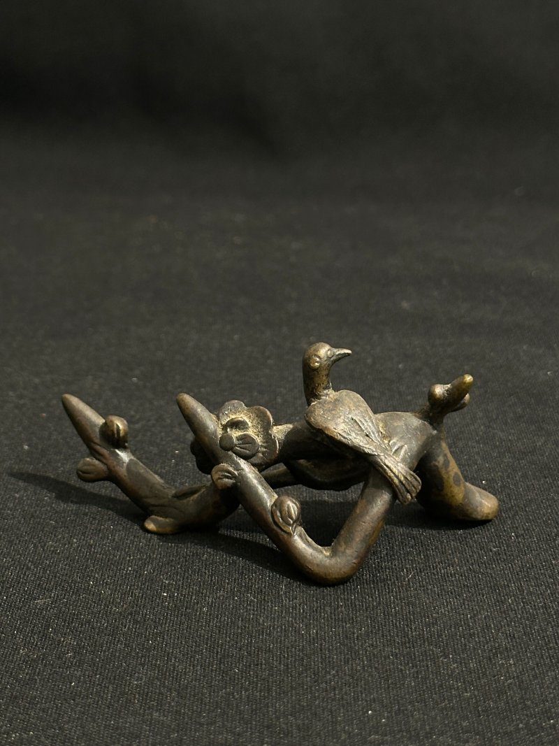 明萬曆 銅「喜上眉梢」筆擱 | A BRONZE 'MAGPIE AND PRUNUS' BRUSH REST - 图4