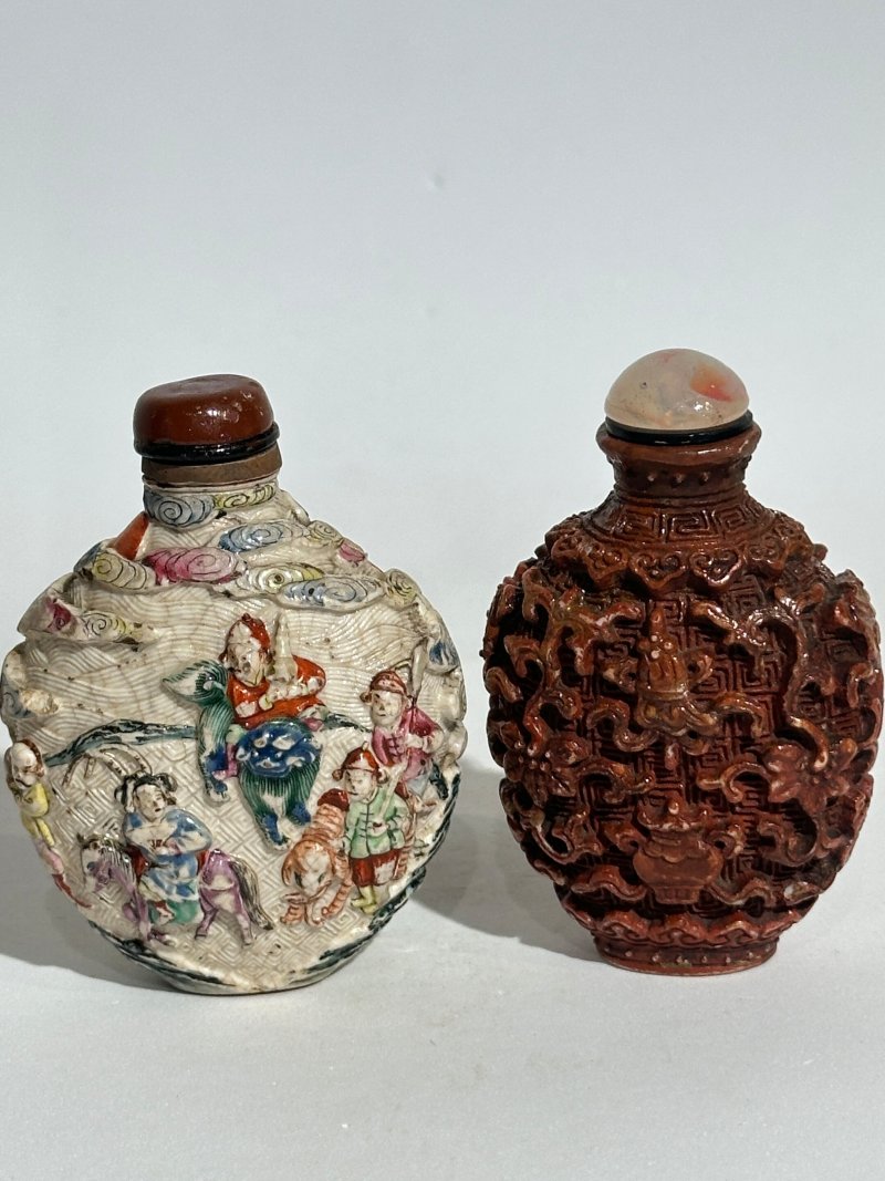 清十九世紀 粉彩模製⌈八仙過海⌋、紅釉模製⌈八寶⌋鼻煙壺二件 | A FAMILLE ROSE AND AN IRON-RED MOULDED SNUFF BOTTLE - 图18