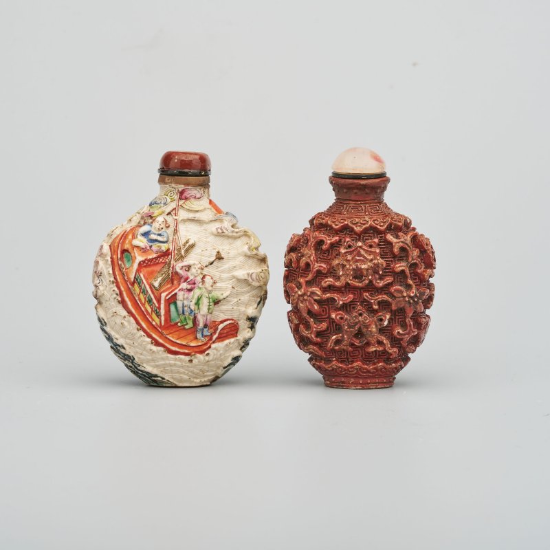 清十九世紀 粉彩模製⌈八仙過海⌋、紅釉模製⌈八寶⌋鼻煙壺二件 | A FAMILLE ROSE AND AN IRON-RED MOULDED SNUFF BOTTLE