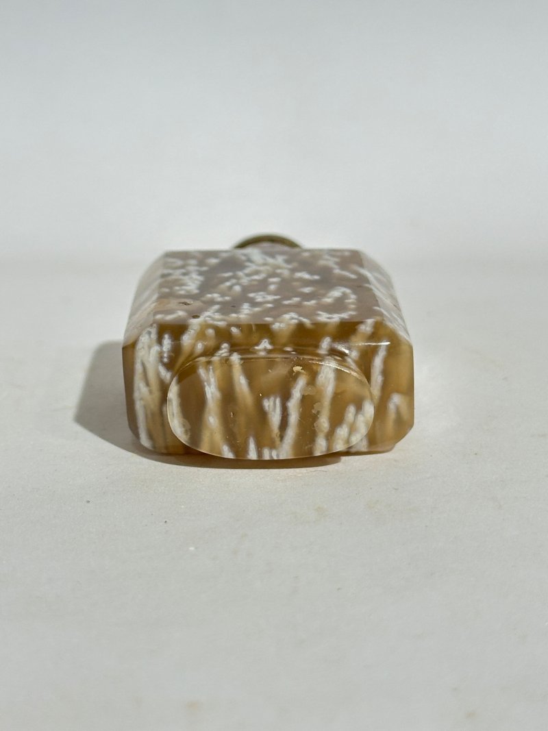 十九/二十世紀 燈心草瑪瑙、纏絲瑪瑙鼻煙壺三件 | A MACARONI AND TWO BANDED AGATE SNUFF BOTTLES - 图8